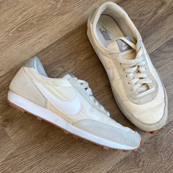Nike Shoes - HP Nike Womens Daybreak Sneakers Size 9